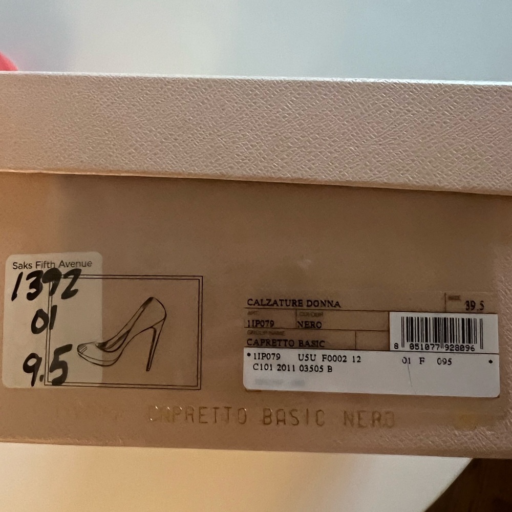 Like new. Black parada heels. Size 39.5 - Picture 2 of 3
